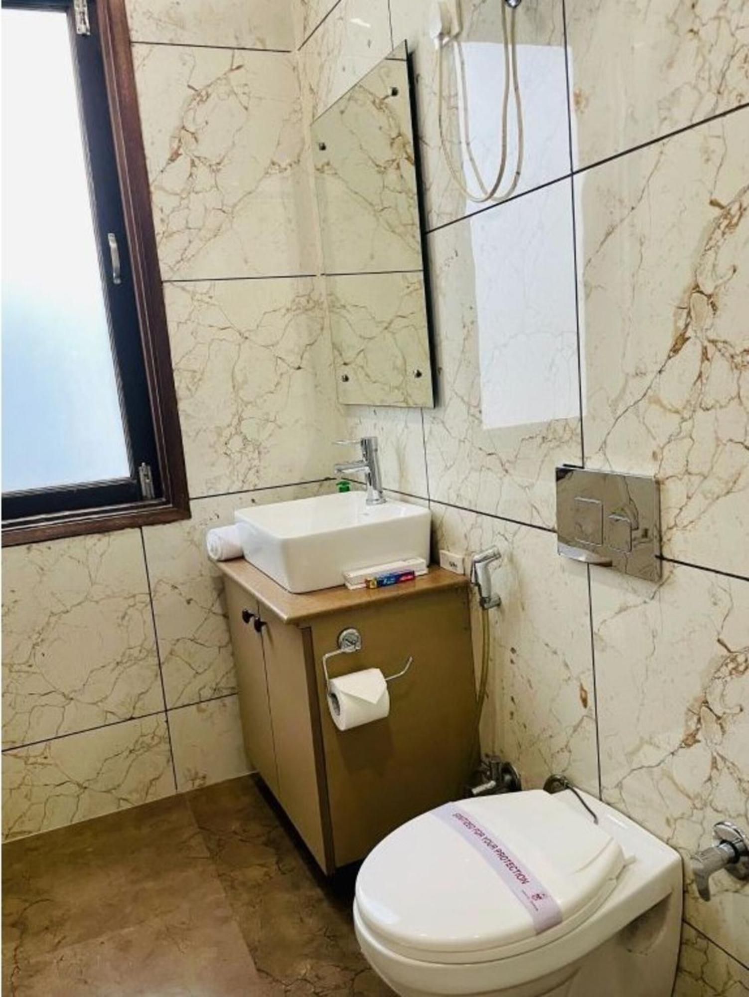 Bluo 1Bhk - Dlf Cybercity, Balcony, Lift, Parking Gurgaon Exterior foto