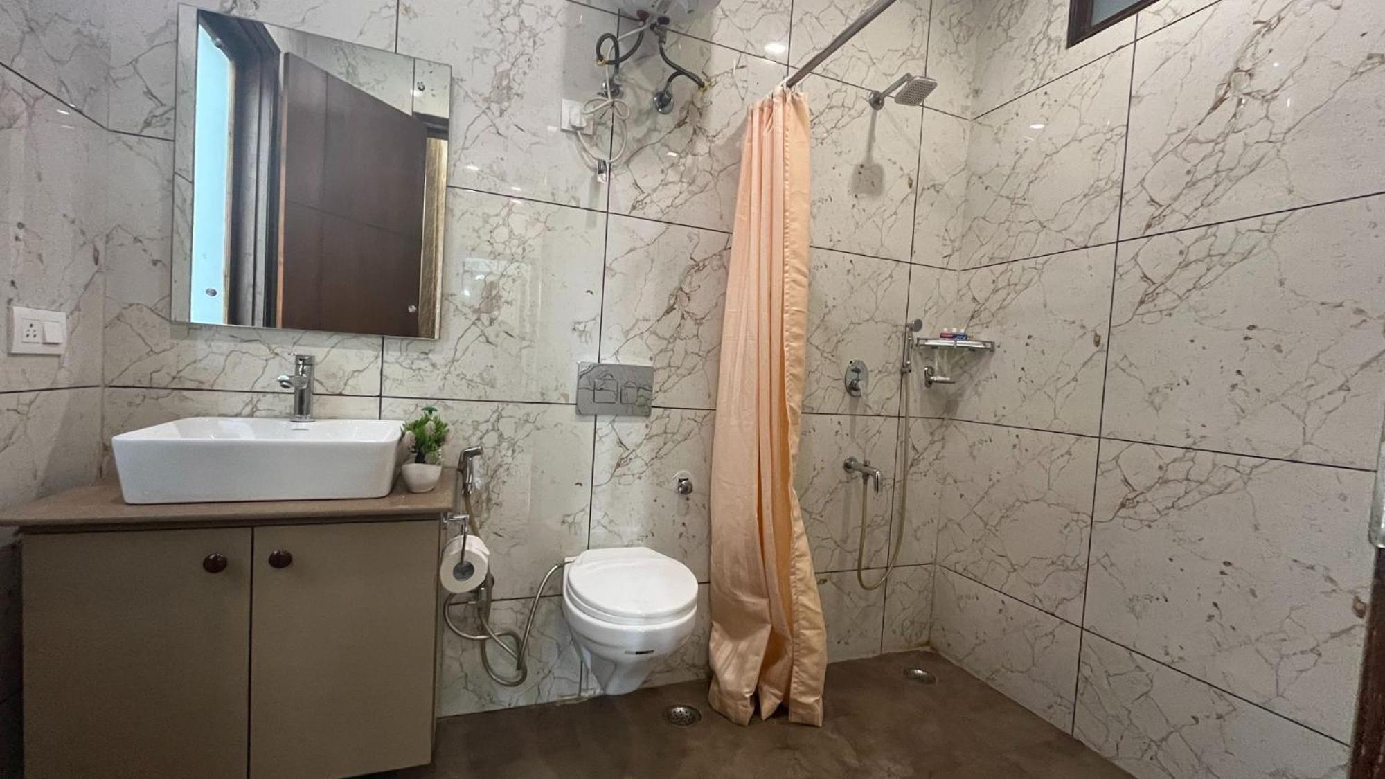Bluo 1Bhk - Dlf Cybercity, Balcony, Lift, Parking Gurgaon Exterior foto